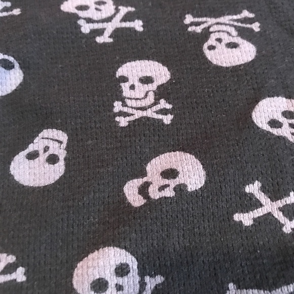 Boys Skulls shirt by Circo. Size 24 Months - Picture 2 of 5